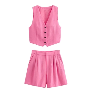 Vue à plat d'un ensemble d'été rose avec gilet à col en V et short plissé pour femme