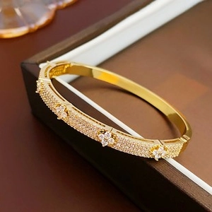 Bracelet trèfles à quatre feuilles en or avec pavé de diamants sur écrin de luxe
