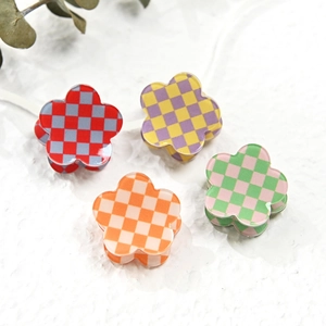 Mini Pince Crabe en Forme de Fleur Acrylique Motif Damier Petite Pince à Cheveux Douce Accessoires de Cheveux pour Femmes