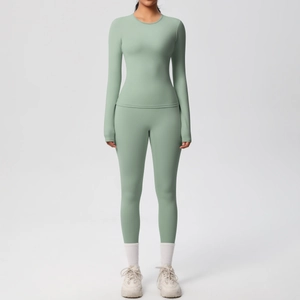 Dettaglio del set yoga verde menta elastico con top aderente e leggings a vita alta