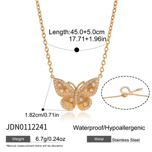 Détail du pendentif papillon en strass et acier inoxydable doré avec spécifications