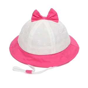 Détail du chapeau de soleil bébé avec broderie florale rose et cordon réglable