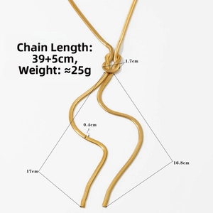 Dimensioni dettagliate della collana a catena serpente dorata con nodi e pendenti asimmetrici