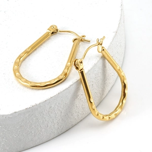 Orecchini a U in acciaio inossidabile oro 18K con texture martellata su base in pietra bianca