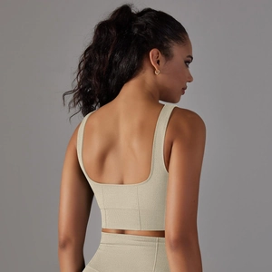Vue détaillée du design dos nu d'un ensemble de sport beige en maille gaufrée