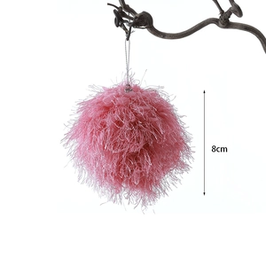 Pallina di Natale rosa di peluche 8cm con cordoncino argento appesa a un ramo