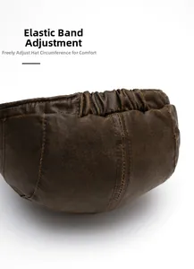 Dettaglio della fascia elastica regolabile sulla coppola in pelle marrone vintage
