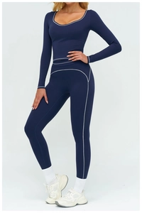 Dettaglio del set da yoga blu scuro con cuciture a contrasto bianche e vestibilità slim