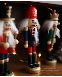 Detailansicht von drei handbemalten Nussknacker-Soldaten aus Holz mit Bokeh-Effekt