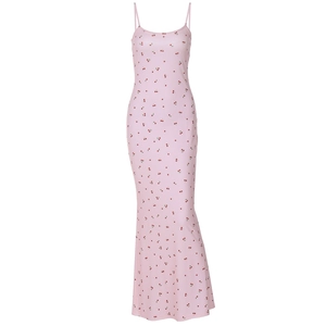 Détail de la robe longue moulante rose avec motif d'imprimé cerises rouges élégant