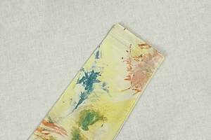 Gros plan détaillé de la manche à imprimé abstrait jaune montrant la texture du tissu