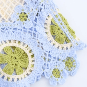 Haut caraco en crochet pour femme avec motifs floraux bleus, blancs et verts d'été