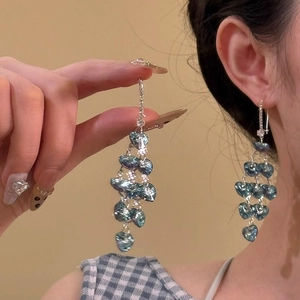 Boucles d'oreilles pampilles en argent avec cœurs en cristal bleu et zircons étincelants