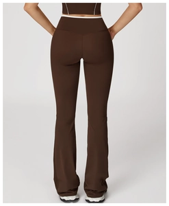 Rückansicht der dunkelbraunen High-Waist Yoga-Schlaghose mit weißen Konturnähten im Detail