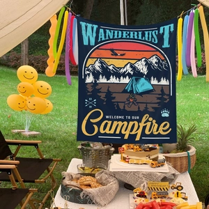 Détail de la tapisserie de camping Wanderlust avec motif montagne et tente en extérieur