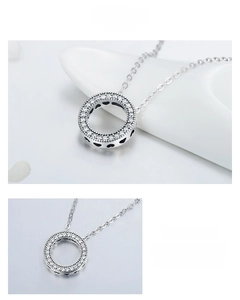 Vue détaillée du pendentif rond en argent avec pavé de zircones et découpes en forme de cœur