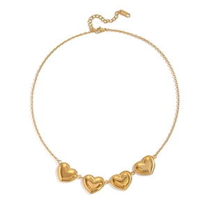 Collana in acciaio inossidabile dorato con quattro ciondoli a cuore e catena regolabile