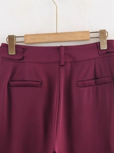 Detailansicht der burgunderroten Freizeithose mit Gesäßtaschen und glatter Webstruktur