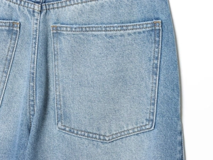 Detailansicht der Gesäßtasche und Steppnähte an der hellblauen Ballon-Jeans aus Denim