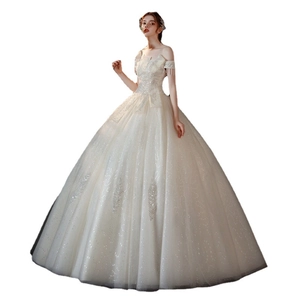 Robe de mariée col bateau scintillante avec paillettes et broderies plumes blanches