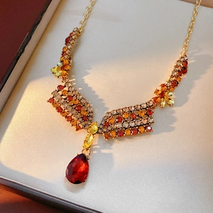 Vintage-Goldkette mit rotem Tropfenanhänger und Kristallen in einer Schmuckschatulle