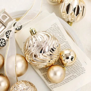 Coffret de boules de Noël champagne et argent pour la décoration du sapin festif