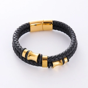 Detailansicht eines Herren-Lederarmbands in Schwarz mit goldenem Magnetverschluss