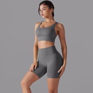 Dettaglio del set pantaloncini yoga a vita alta antracite e reggiseno sportivo