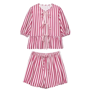 Conjunto de estar por casa de dos piezas a rayas rosas y blancas con top anudado y short