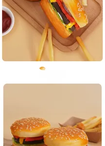 Detailansicht von realistischem Spielzeughamburger und Pommes aus weichem PVC