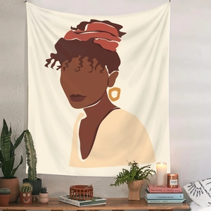 Detail eines Wandteppichs im Boho-Stil mit Porträt einer Frau in gemütlicher Umgebung