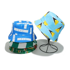 Détail de bobs avec imprimés de drapeaux nationaux en tissu sergé durable pour l'été