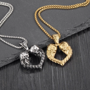 Ensemble de colliers tête de mort vintage en forme de cœur en or et argent sur pierre