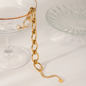 Elegant gold chunky O-chain bracelet made of stainless steel hanging on a glass cup