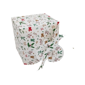 Detail einer weißen Weihnachts-Geschenkbox mit Glockenmotiven und kreativem Verschluss