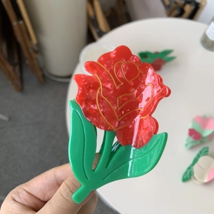Pinza per capelli a rosa rossa stile francese con foglie verdi e petali di acetato dorati