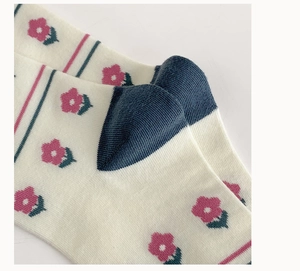 Détail macro du talon sans couture et motif floral sur chaussettes en coton bleu