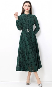 Details der dunkelgrünen Spitzenkleid-Struktur mit Vintage-Laternenärmeln und Gürtel