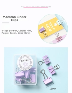 Vue macro de pinces à dessin violettes de 19 mm dans une boîte de rangement