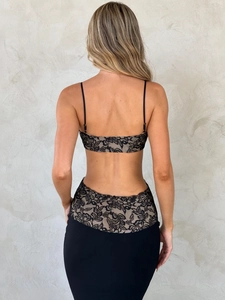 Vue arrière d'une robe moulante noire sexy avec dentelle, bretelles fines et détails ajourés
