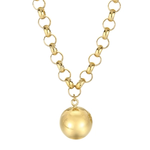 Collier à grosse maille dorée avec grand pendentif boule polie sur fond blanc