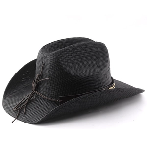 Détail d'un chapeau de cowboy tressé noir avec cordon décoratif marron et pompons