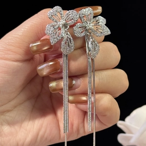 Boucles d'oreilles fleurs en argent avec de longs pompons et des zircons brillants