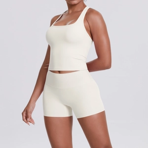 Détail d'un ensemble de sport beige avec brassière dos nageur et short taille haute