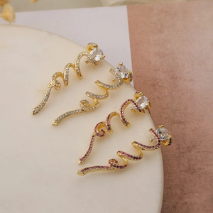 Exquisitos pendientes de espiral chapados en oro con circonitas brillantes de pera