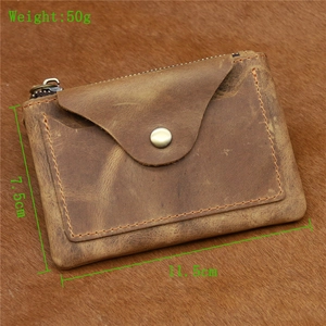 Détails du porte-monnaie en cuir marron montrant la largeur 11,5cm et hauteur 7,5cm