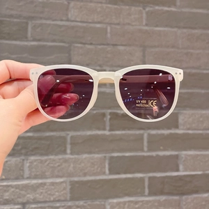 Detail of foldable children sunglasses with UV400 protection and translucent frames