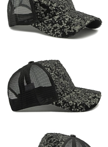 Detail einer schwarzen Pailletten-Baseballkappe mit atmungsaktivem Mesh und Glanz