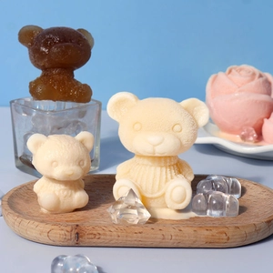 Dettaglio degli stampi in silicone 3D orsetto e rosa con trame finemente lavorate