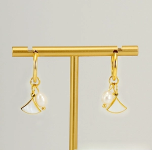 Vue détaillée des boucles d'oreilles en titane plaqué or 18K avec perles sur support